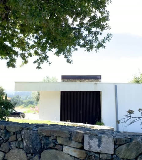 Corpo branco por trás do muro de granito existente