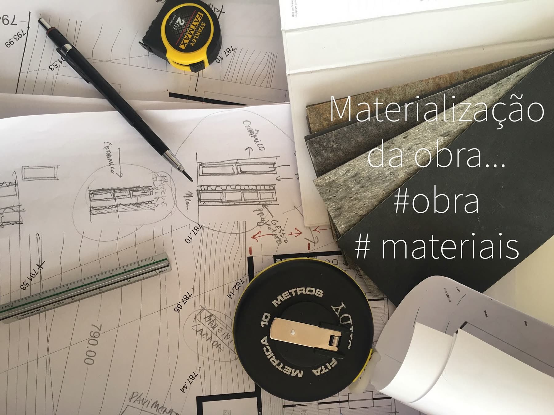 Desenhos, caneta e fita métrica sobre a mesa