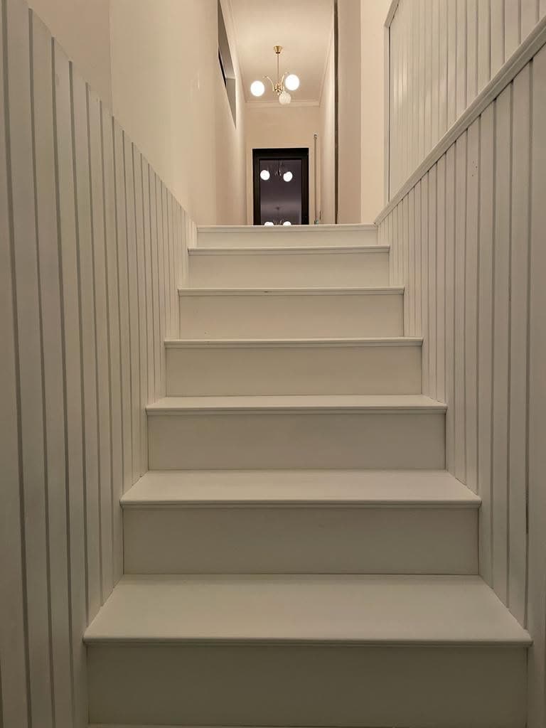 Escada interior iluminada por cima