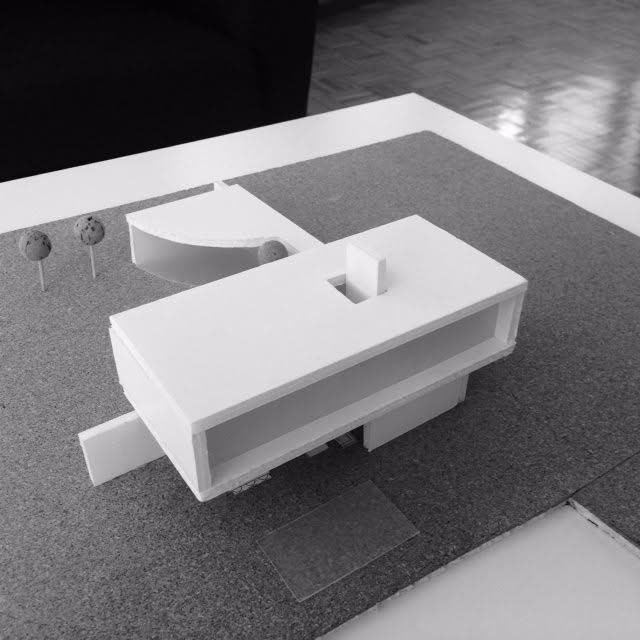 Maqueta de cartão branco sobre placa cinzenta