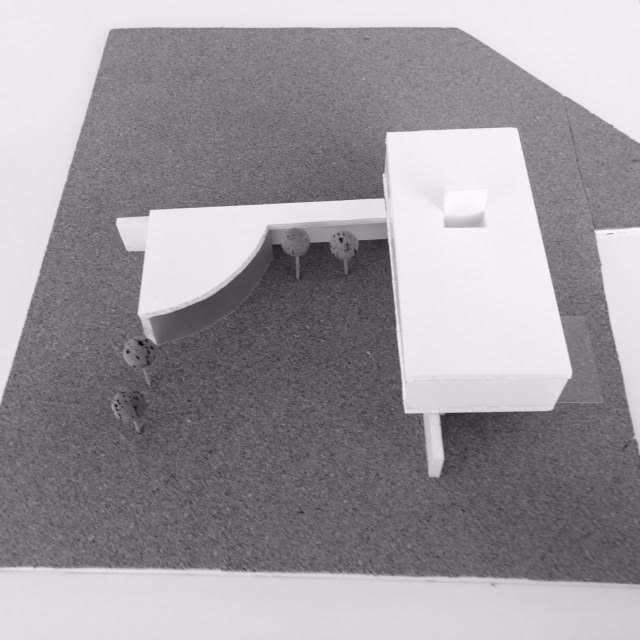 Maqueta de volumes brancos sobre placa cinzenta