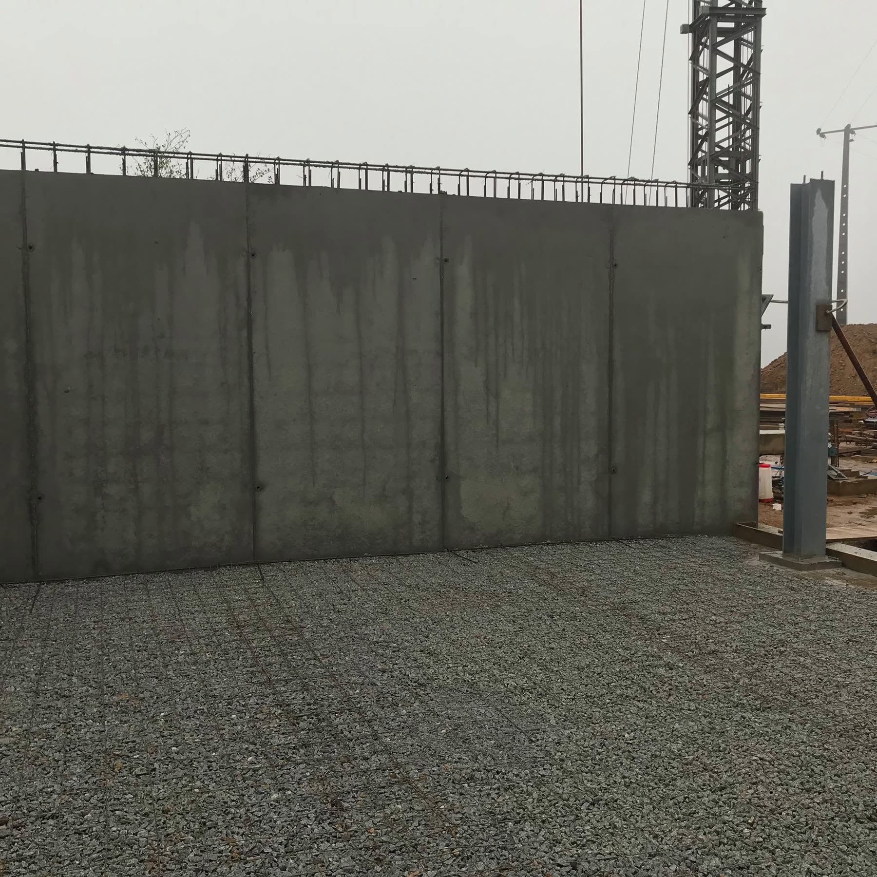 Muro de betão à vista acabado de descofrar
