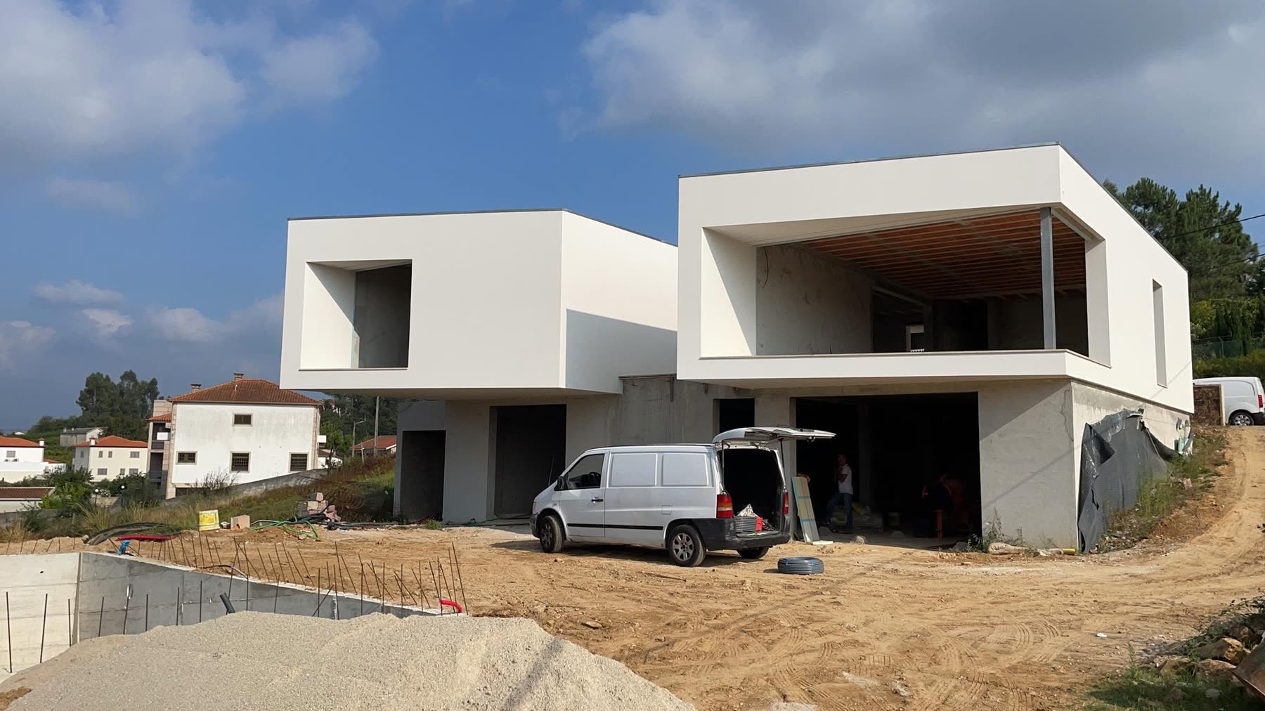 Casa branca em fase final de construção