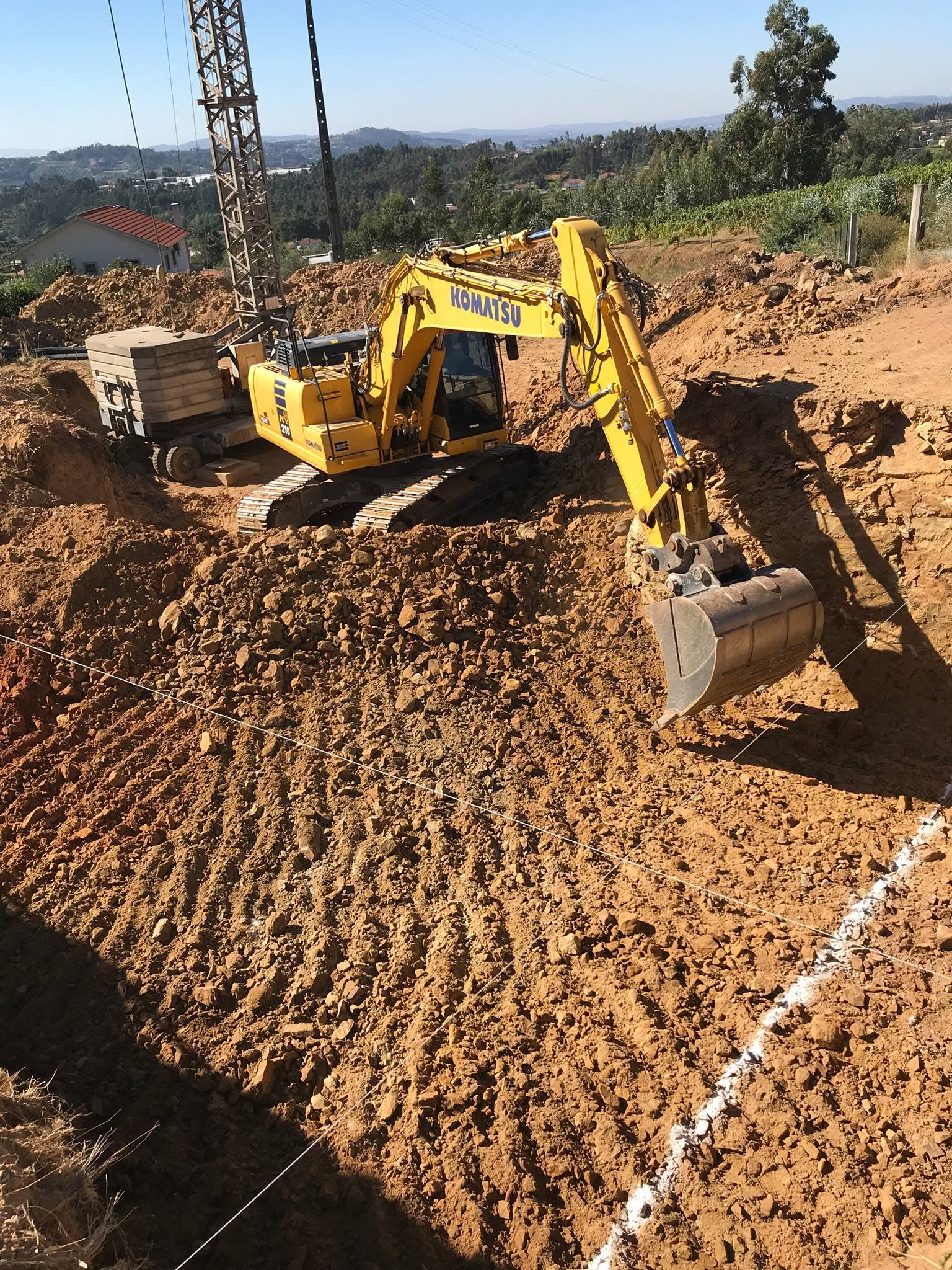 Máquina a escavar o terreno