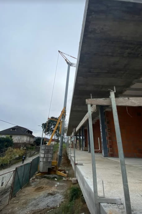 Grua torre montada sobre o estaleiro