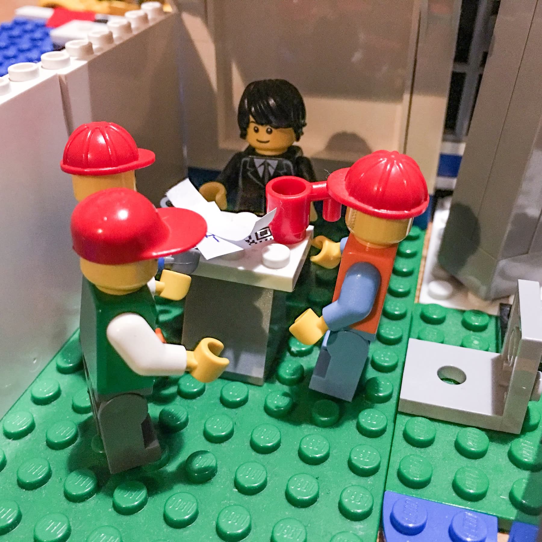 Reunião de obra encenada com bonecos de Lego