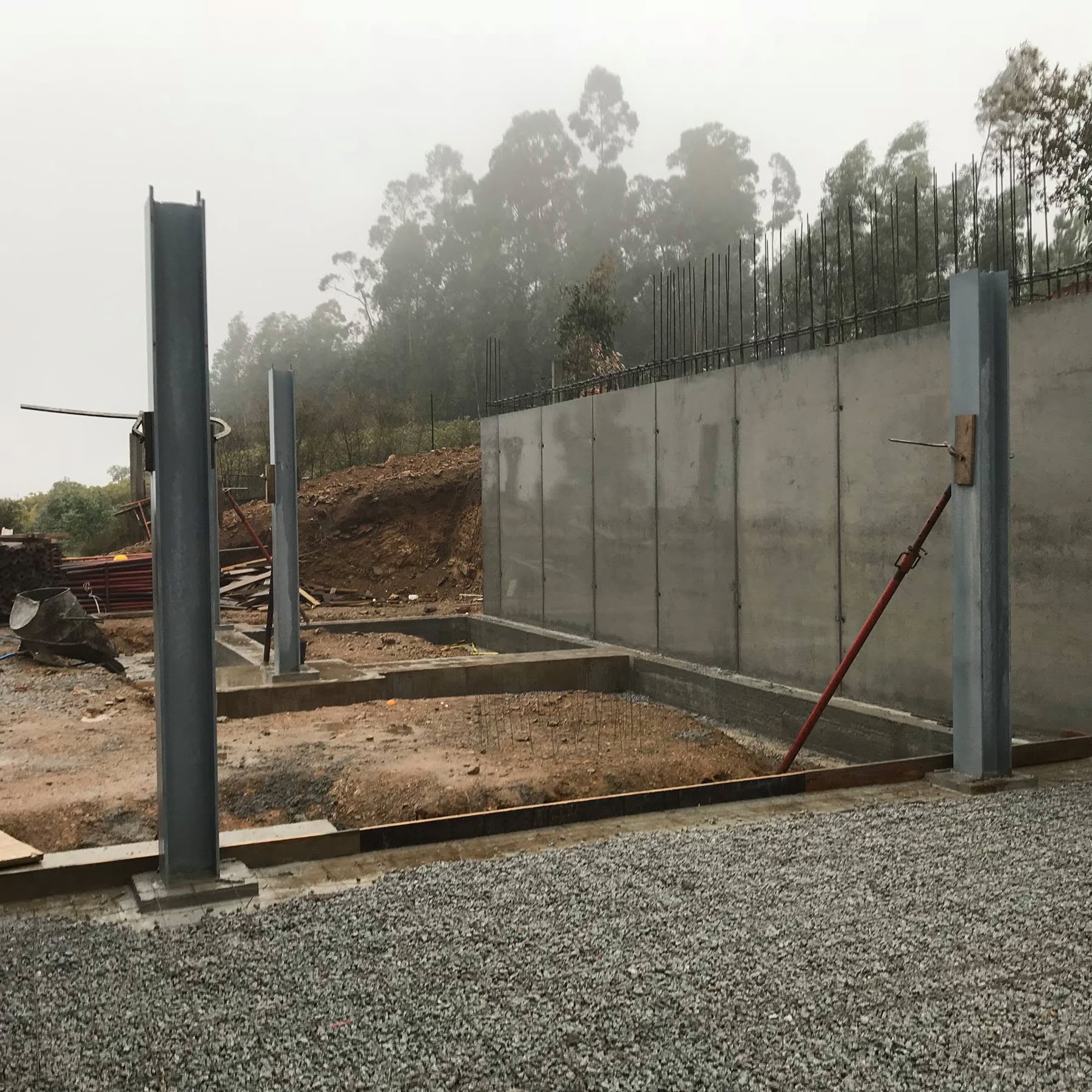 Muro de suporte em construção no talude