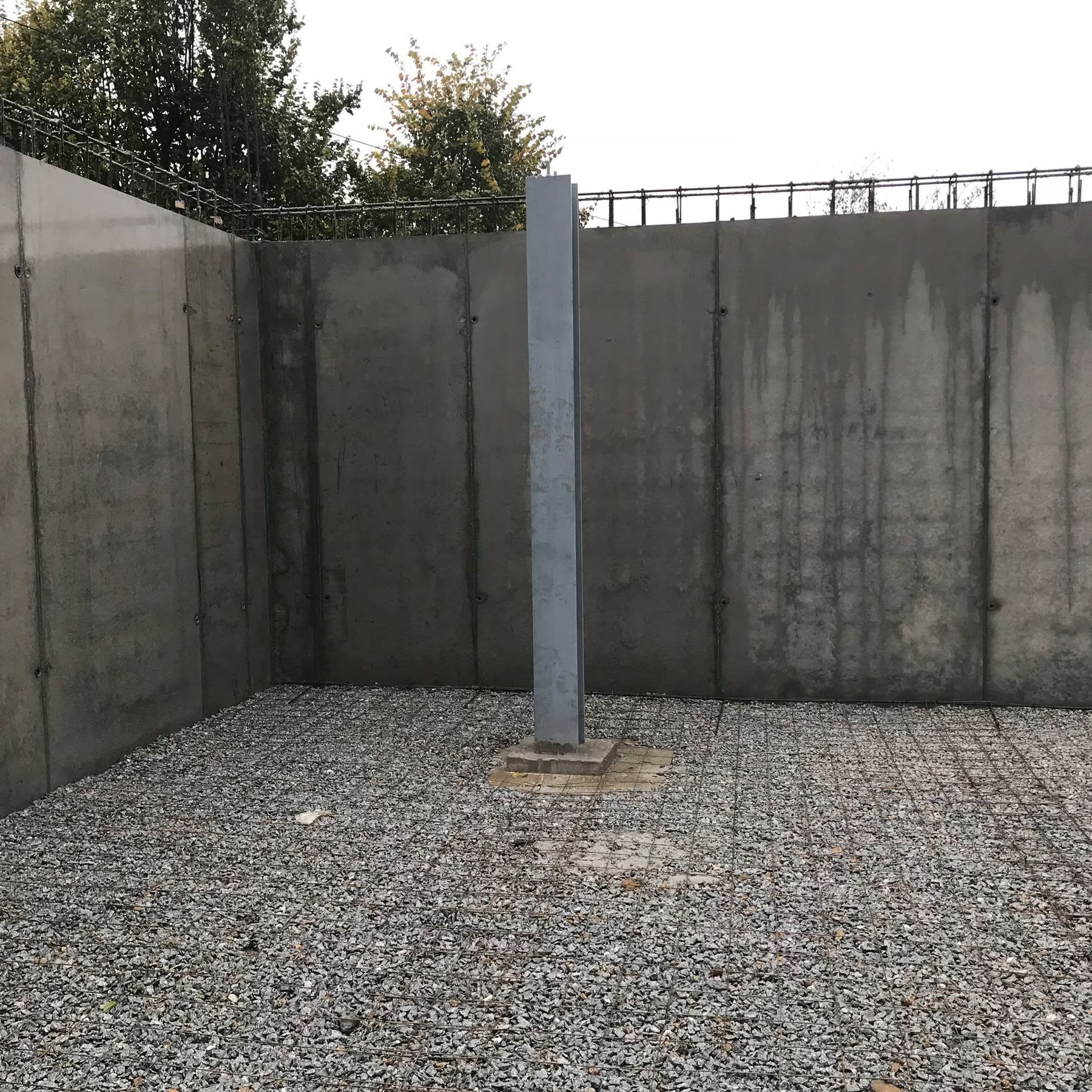 Pátio interior em obra, entre paredes de betão