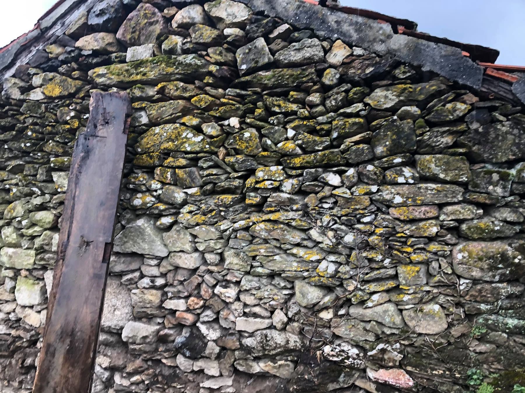 Parede de granito com barrote de madeira
