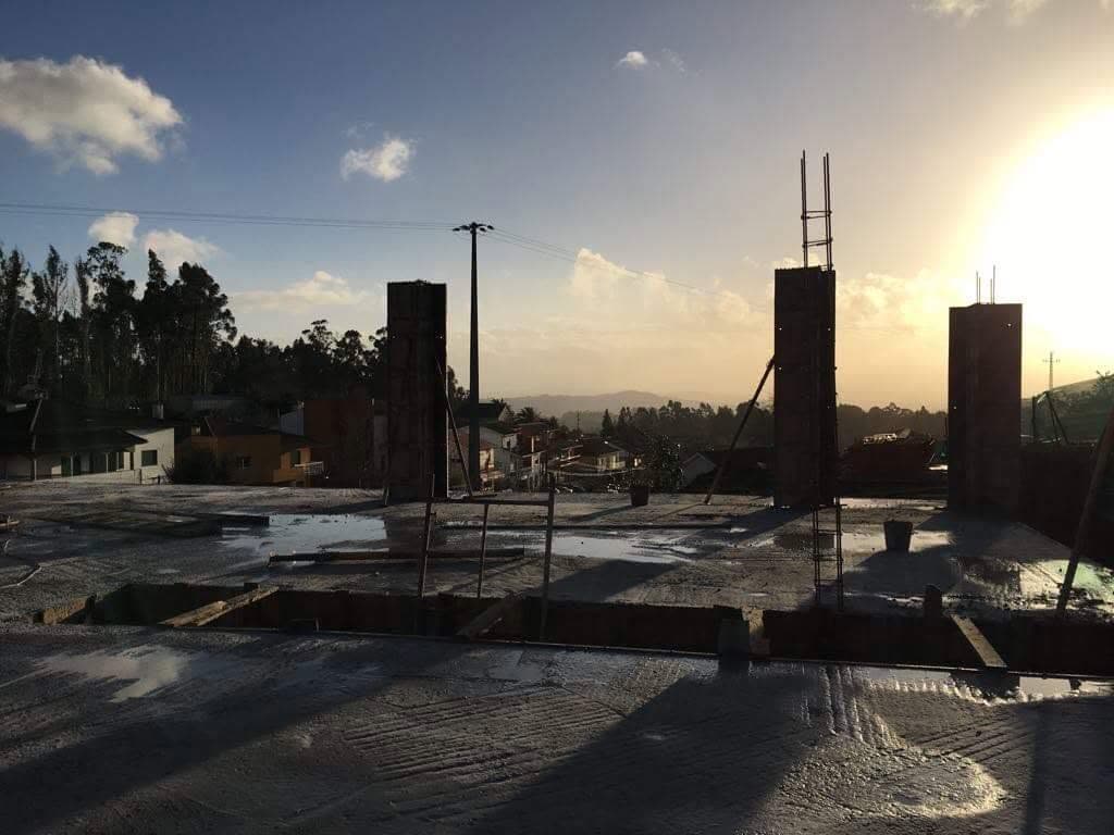 Pilares de betão ao sol, em obra